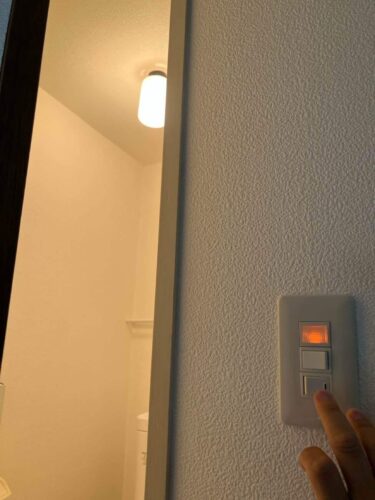 静岡市でにじいろリフォームのイレのスイッチ交換工事