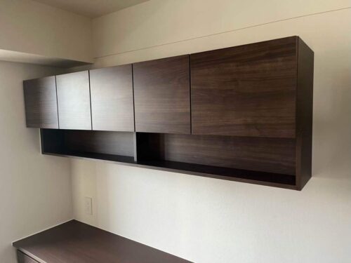 何もなかった壁が、頼れる収納スペースに。