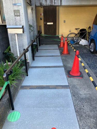玄関アプローチを土間コンクリートで整え、安全で歩きやすい動線へ。